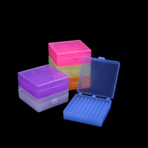 Cajas de almacenamiento SPL para laboratorio, diseñadas para microtubos y tubos cónicos, resistentes a temperaturas extremas y disponibles en varios colores.